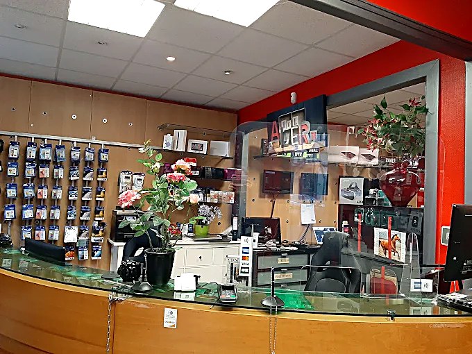 Le comptoir d'accueil du magasin Informatique 78 à Houdan