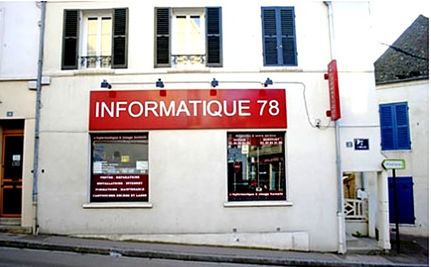 La façade rouge du magasin Informatique 78, 2 rue de l'Enclos à Houdan