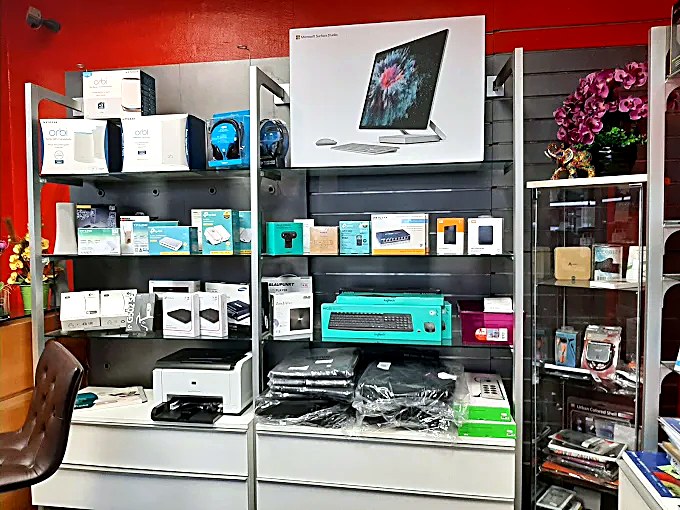 Rayons réseau, imprimantes et accessoires du magasin